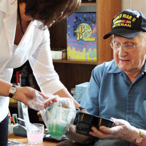 picure of veteran receiving lunch from Meals on Wheels volunteer